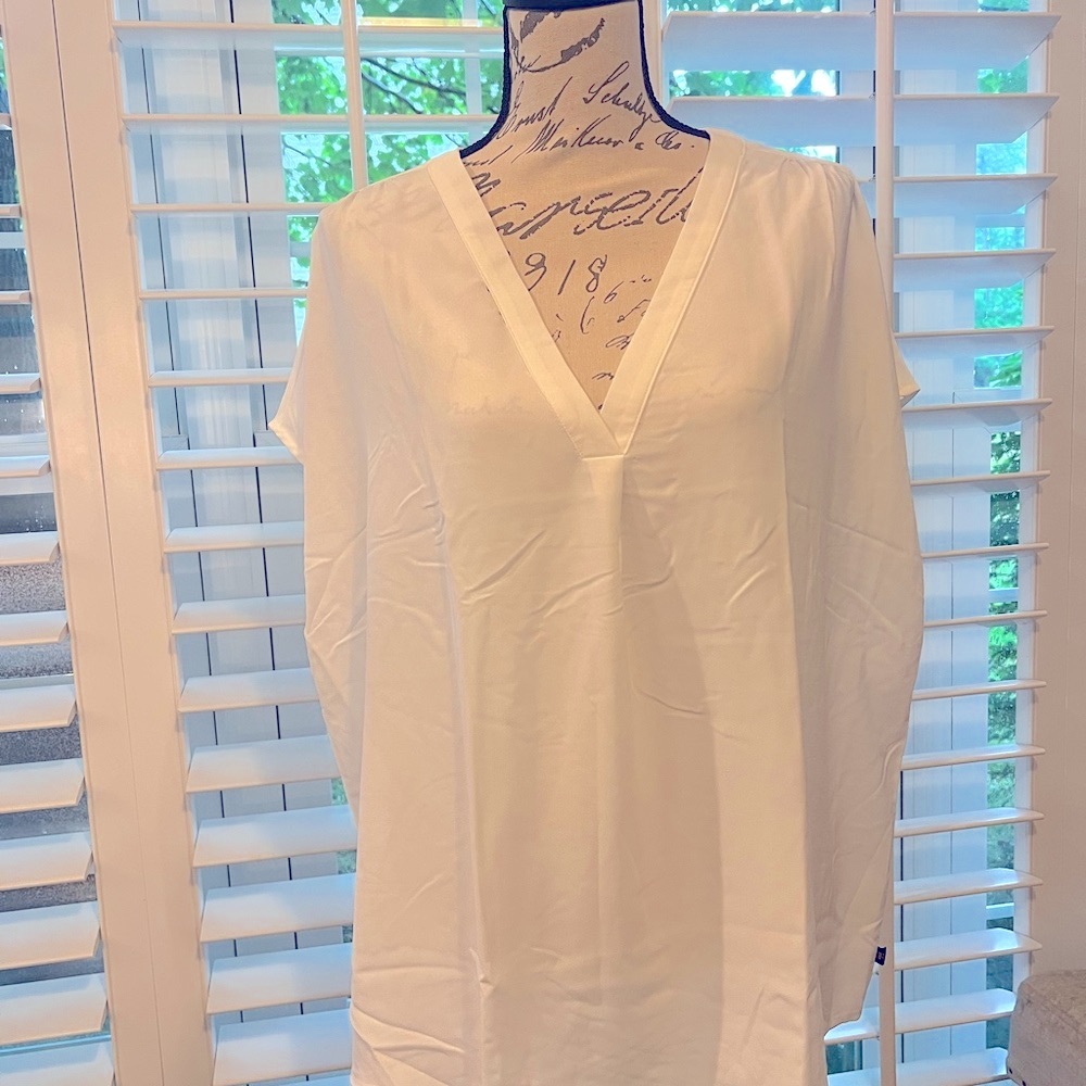 NEW Banana Republic White V-Neck Women's Top. Size XXL